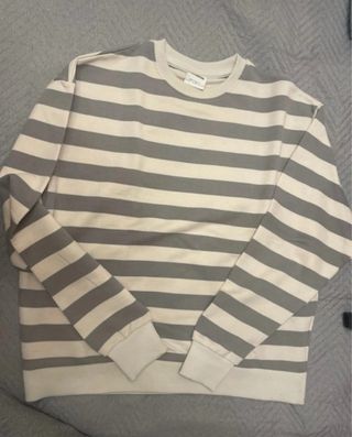 Sudadera de rayas grises y blancas