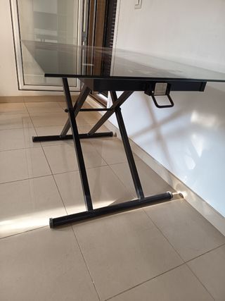 Mesa elevable de cristal y metal baja hasta 38 cm
