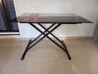 Mesa elevable de cristal y metal baja hasta 38 cm