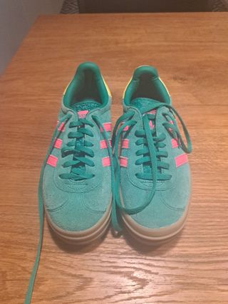 Zapatillas Adidas Gazelle verdes y rosas