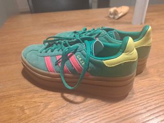 Zapatillas Adidas Gazelle verdes y rosas