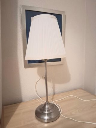 Lámpara de mesa Ikea blanca