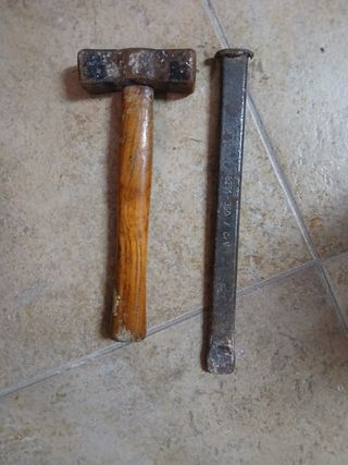 Martillo y cincel albañil de metal