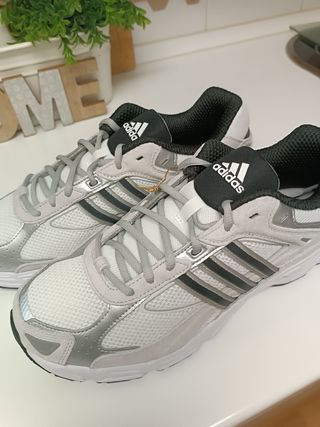 Zapatillas Adidas plateadas y blancas sin estrenar