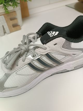 Zapatillas Adidas plateadas y blancas sin estrenar