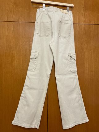 Pantalones cargo beige Zara
