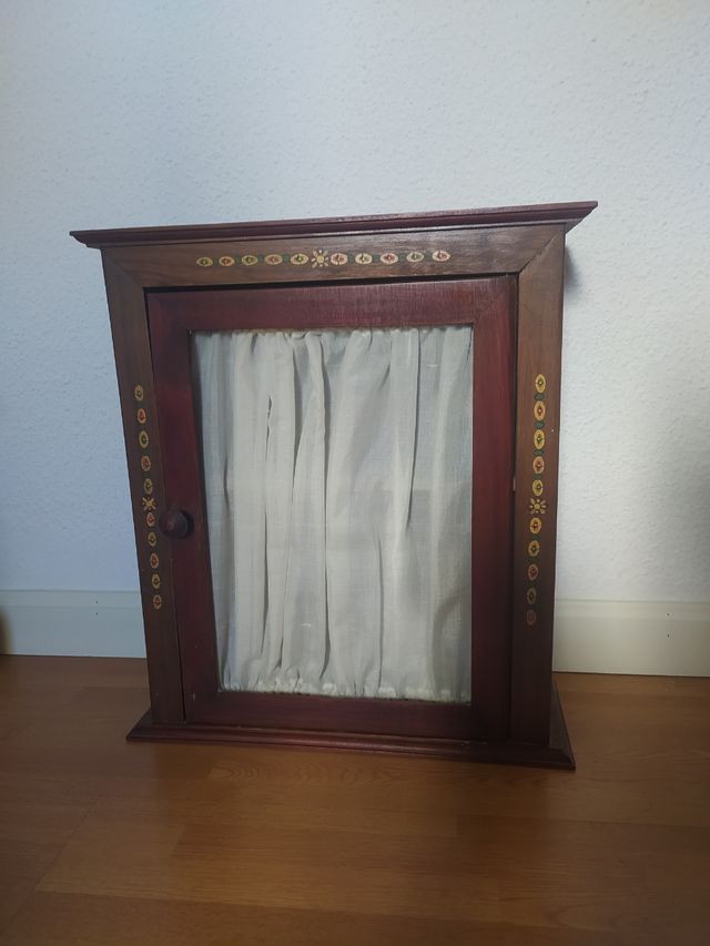 Armario auxiliar de madera decorado