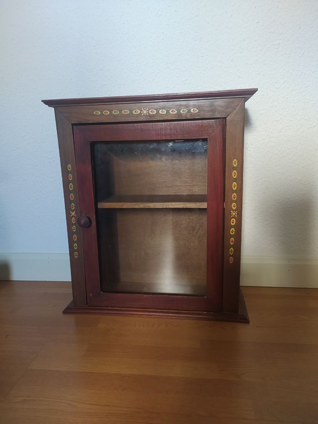 Armario auxiliar de madera decorado