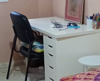 Mesa de escritorio blanca