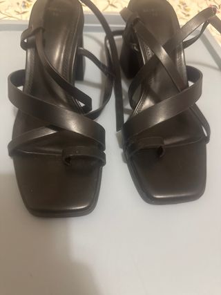 Sandalias Bershka tacón medio negras