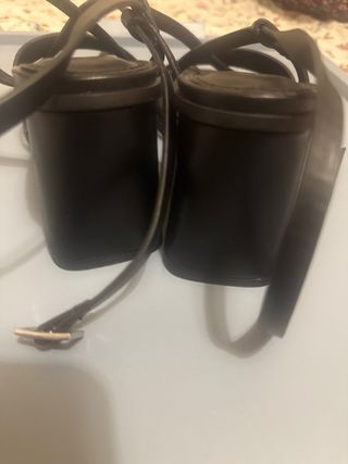 Sandalias Bershka tacón medio negras