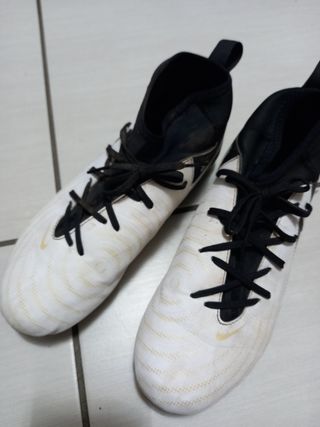 Scarpe da calcio Nike bianche e nere