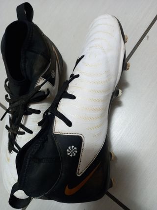 Scarpe da calcio Nike bianche e nere