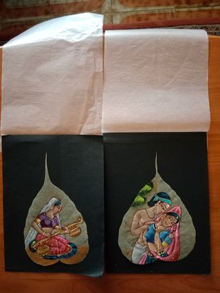 Cinque dipinti su foglie indiani