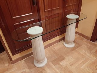 Tavolo in vetro con colonne beige