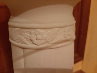 Tavolo in vetro con colonne beige