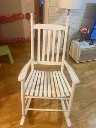Mecedora de madera blanca