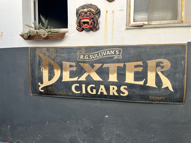 Cartel Publicitario Dexter Cigars hecho de fibra