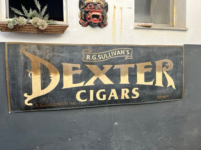 Cartel Publicitario Dexter Cigars hecho de fibra