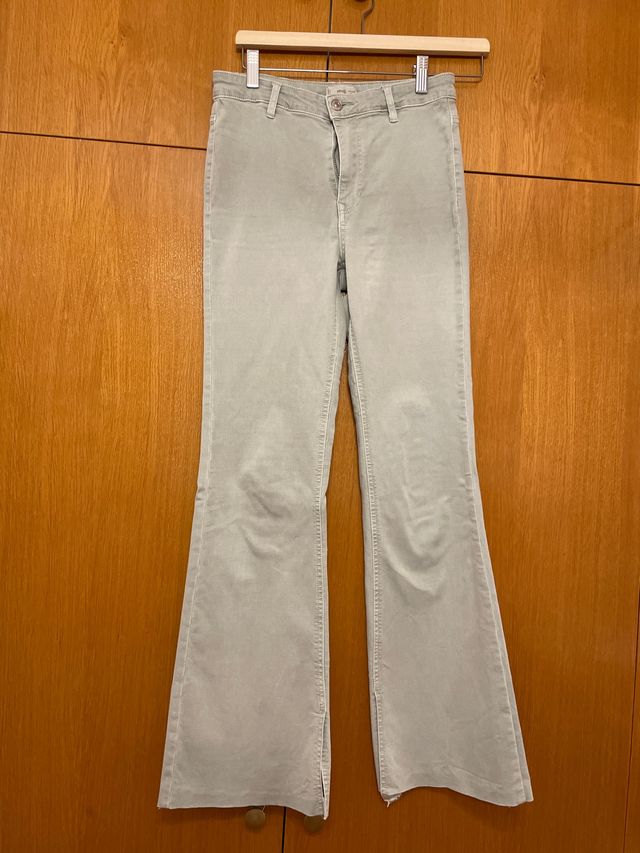 Pantalón verde acampanado