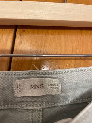 Pantalón verde acampanado