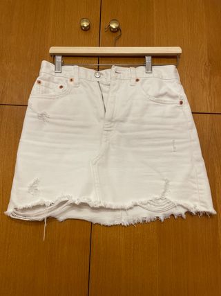 Falda blanca vaquera desgastada