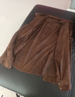 Camisa o sobrecamisa efecto piel marrón