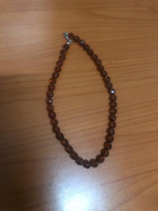Colgante de cuentas marrones y plata