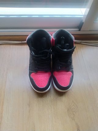 Zapatillas Jordan Negras y Rojas