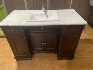 Mueble de baño de madera y mármol