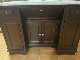 Mueble de baño de madera y mármol