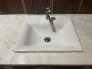 Mueble de baño de madera y mármol