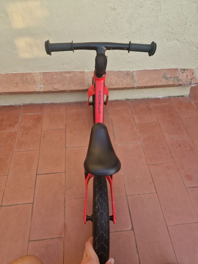 Bicicleta de equilibrio Hornit roja
