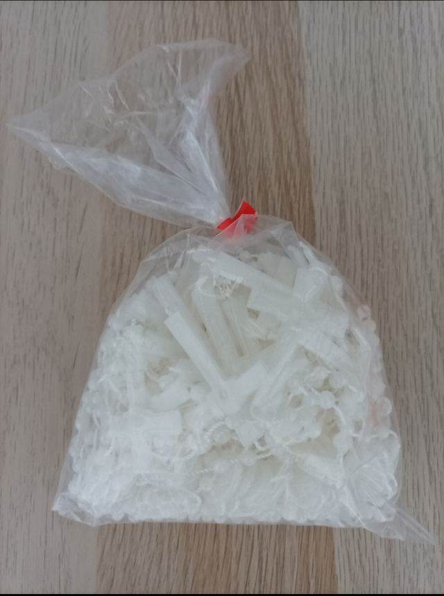 25 rosarios de plástico