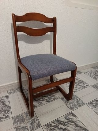 4 Sillas de madera marrones