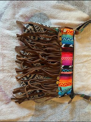 Bolso con flecos y diseño étnico