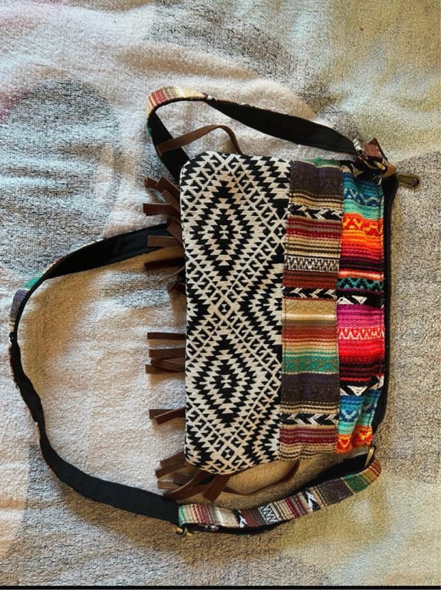 Bolso con flecos y diseño étnico
