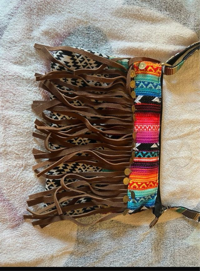 Bolso con flecos y diseño étnico