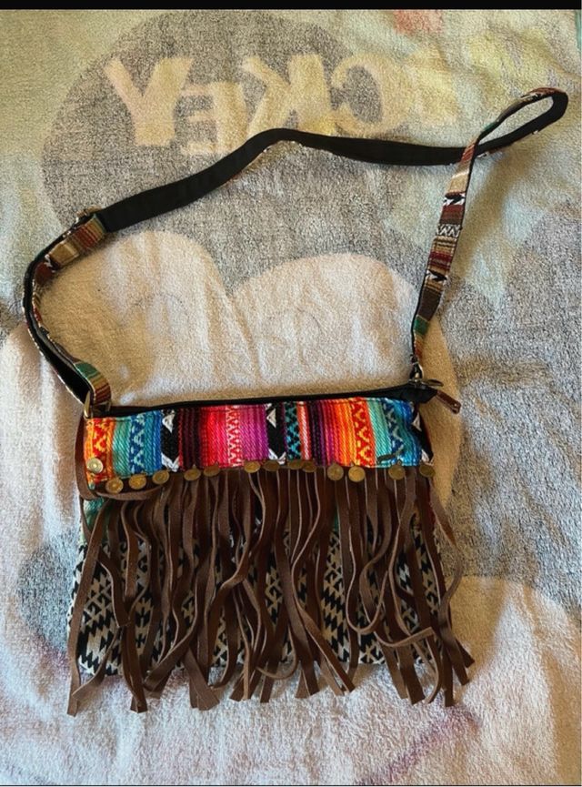 Bolso con flecos y diseño étnico