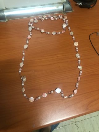 Colgante de perlas y conchas