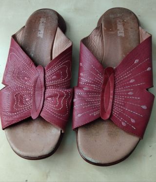 Sandalias planas Camper y Skechers. Las 2 x 10 eu.