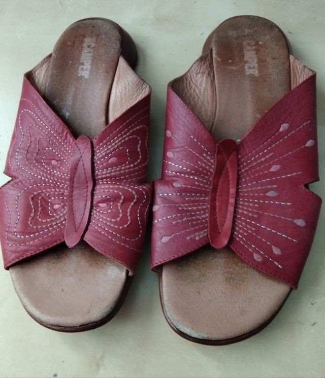Sandalias planas Camper y Skechers. Las 2 x 8 eu.