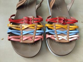Sandalias planas Camper y Skechers. Las 2 x 10 eu.