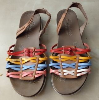 Sandalias planas Camper y Skechers. Las 2 x 10 eu.
