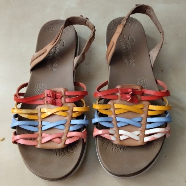 Sandalias planas Camper y Skechers. Las 2 x 8 eu.