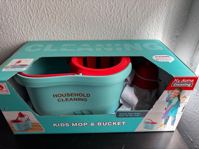 Cubo y fregona de limpieza infantil