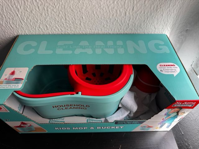 Cubo y fregona de limpieza infantil