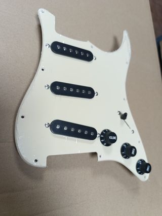 Golpeador Stratocaster SSS Crema
