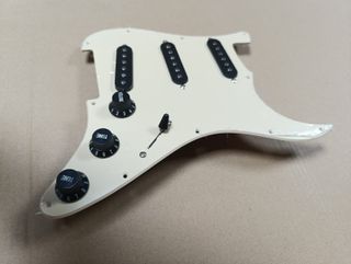 Golpeador Stratocaster SSS Crema
