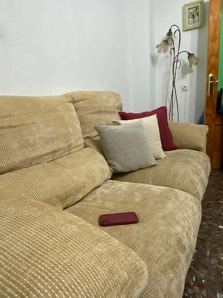 Sofá familiar, 2 sillones beige precio negociable.